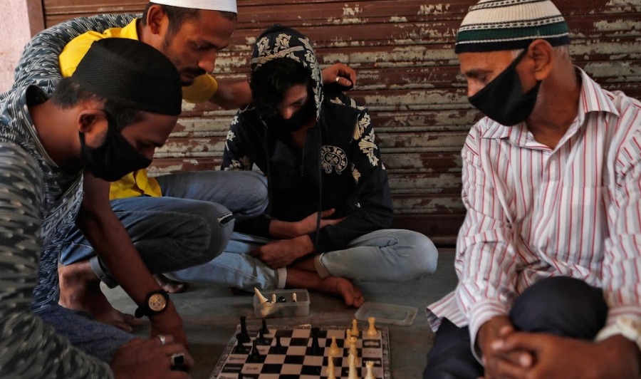 Trong khu ổ chuột, một số người dân "giết" thời gian bằng cách chơi cờ hoặc xem video trên điện thoại di động.