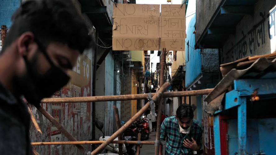 "Bất cứ điều gì cũng có thể xảy ra. 9 người trong căn phòng này và tất cả chúng tôi đều có thể gặp nguy hiểm", Namchand Mandal, một lao động nhập cư đến từ bang Jharkhand, chia sẻ.