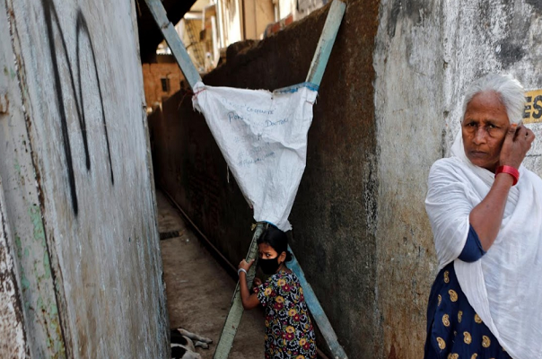 Tại đây, hàng trăm người dùng chung một nhà tắm, trong khi việc tiếp cận với nguồn nước sạch không được đảm bảo và xà phòng là một thứ xa xỉ.