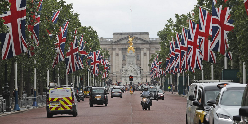 Cảnh tấp nập ở lối vào Điện Buckingham trước chuyến thăm của Tổng thống Mỹ Donald Trump vào ngày 31/5/2019. Ảnh: AP.