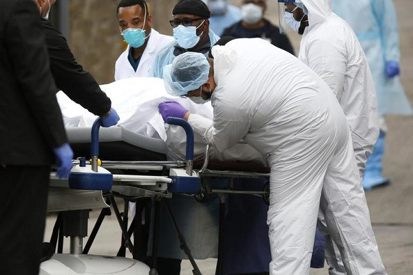 Theo số liệu của Cơ quan Y tế thành phố New York, tính đến chiều tối 31/3 (giờ địa phương), thành phố này ghi nhận 1.096 người tử vong vì COVID-19. Hiện tại, chính quyền và giới chức y tế địa phương đang "quay cuồng" đối phó với dịch bệnh khi số ca mắc ngày càng tăng. (Nguồn ảnh: Reuters)