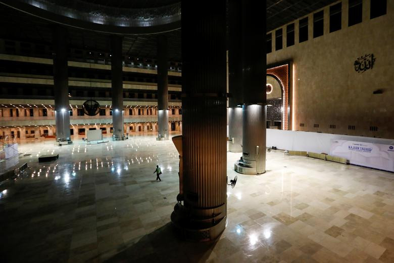 Một nhân viên an ninh kiểm tra bên trong Nhà thờ Hồi giáo Istiqlal khi nơi này bị đóng cửa vì dịch COVID-19 ở Jakarta, Indonesia, ngày 23/4.