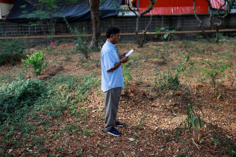 Người đàn ông cầu nguyện gần một nhà thờ Hồi giáo bị đóng cửa ở Bangkok, Thái Lan, ngày 24/4.