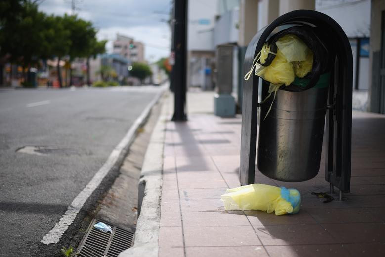 Một thùng rác chứa đầy chất thải y tế ở thành phố Guayaquil hôm 12/4.