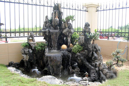 Tuy nhiên, nhiều người có chung thắc mắc là chỗ nào tốt nhất để đặt nguồn nước và giúp tài lộc chảy vào nhà? Theo Phong thủy, nơi phù hợp nhất để đặt nguồn nước là gần với lối ra vào nhà bạn.