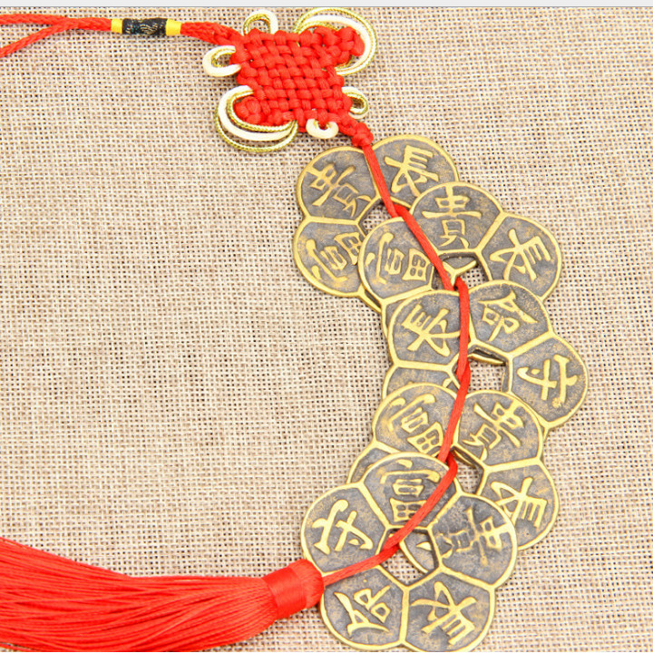 Trong các quan niệm của phong thủy từ xa xưa luôn tồn tại những biểu tượng, linh vật tượng trưng cho may mắn, tiền tài và bình an. Bạn có thể bài trí một số vật phẩm phong thủy như đồng tiền xu, dây kết Ngũ Phúc Hoa Mai, Tam Cát Hoa Mai, Tỳ Hưu Đại Viên, Hổ Phù An Gia Hóa Sát. Những vật phẩm này không chỉ hút tài hút lộc, chiêu giữ tiền của cho gia chủ mà còn giúp chặn đứng ma quỷ, âm khí không cho xâm nhập vào nhà, giữ cho ngôi nhà và gia đình bạn luôn được bình an, tránh được mọi tai ách hiểm họa.