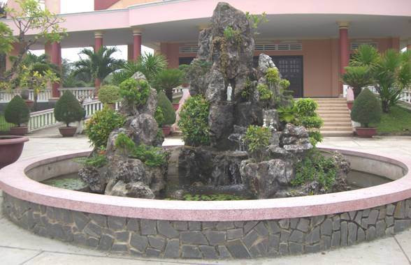  Hòn non bộ: Theo chuyên gia về phong thủy, khi bạn thiết kế nguồn nước, hòn non bộ chảy trước cửa nhà sẽ giúp kích thích sự thịnh vượng trong ngôi nhà của bạn. 