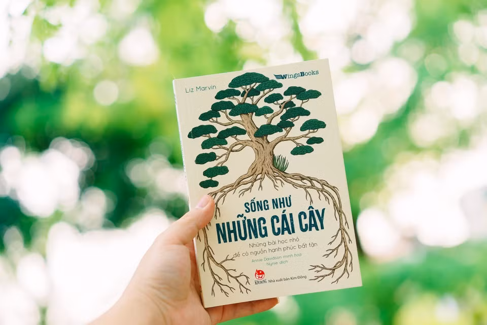 Cuốn sách Sống như những cái cây tập hợp 60 bài học nhỏ được đúc kết từ những cái cây với hy vọng sẽ đem đến cho người đọc sự thông thái và cảm hứng cho nguồn hạnh phúc bất tận trong cuộc sống. Sách do tác giả Liz Marvin viết lời và họa sĩ Annie Davidson vẽ minh họa. Ảnh: Wings Books.