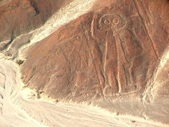 Hình người khổng lồ. Theo các nhà lý thuyết về du hành vũ trụ cổ đại, những hình vẽ được sử dụng để định hướng cho tàu vũ trụ khi họ đến và hạ cánh, trong đó, đường kẻ lớn đóng vai trò là đường băng.