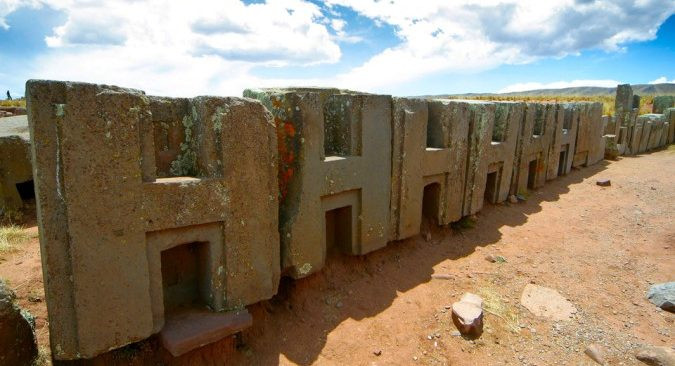 Các di chỉ có từ năm 536 - 600 này được tạo thành từ đá granite và đá diorite, có độ cứng chỉ thua kim cương. Nếu quan sát kỹ những phiến đá, có thể bắt gặp một số khối cấu trúc đá phức tạp, như thể chúng được tạo ra bởi máy móc hoặc thậm chí là thiết bị cắt bằng laser.