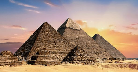 Vậy vì sao họ có thể có những kiến thức này? Ngoài ra, kim tự tháp Giza cũng là công trình kỳ vĩ với những phiến đá xếp chồng lên nhau nặng nhiều tấn, được xây dựng trong hơn 100 năm. Có một số nhà nghiên cứu nghiêng về giả thuyết người ngoài hành tinh đã giúp đỡ người Ai Cập cổ đại, xây dựng nên công trình vĩ đại này.