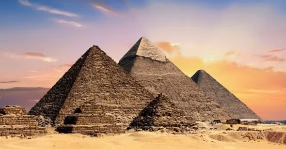 Vậy vì sao họ có thể có những kiến thức này? Ngoài ra, kim tự tháp Giza cũng là công trình kỳ vĩ với những phiến đá xếp chồng lên nhau nặng nhiều tấn, được xây dựng trong hơn 100 năm. Có một số nhà nghiên cứu nghiêng về giả thuyết người ngoài hành tinh đã giúp đỡ người Ai Cập cổ đại, xây dựng nên công trình vĩ đại này.