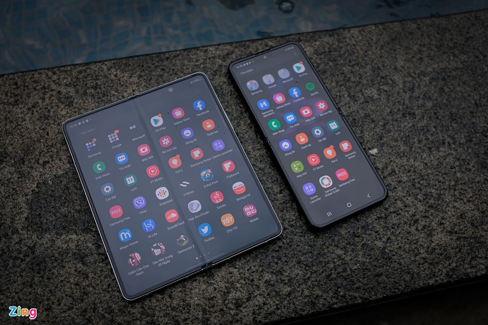 Được Samsung ra mắt tại sự kiện Unpacked 2021 tối 11/8 cùng Galaxy Z Fold3, Galaxy Z Flip3 (phải) chú trọng vào thiết kế với nhiều màu sắc thời trang. Khi gập lại, kích thước của máy là 72,2 x 86,4 x 17,1 mm, khá nhỏ gọn để cho vào túi quần hay giỏ xách.