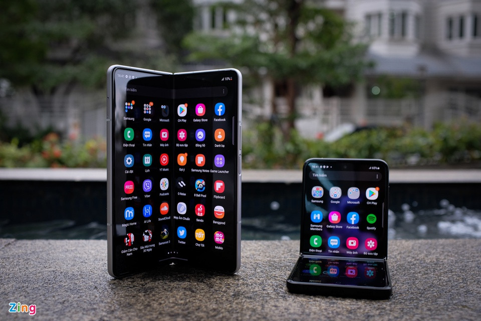 Smartphone gập mới của Samsung cài sẵn Android 11 với giao diện One UI. Công ty Hàn Quốc đã tích hợp tính năng gọi điện bằng Google Duo ngay trong danh bạ, giúp liên lạc với người thân hoặc bạn bè nhanh chóng hơn.