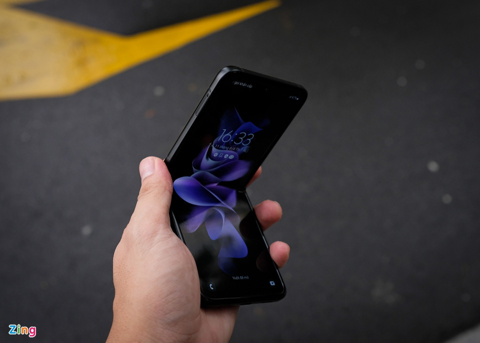 Là smartphone thời trang, Galaxy Z Fold3 có tổng cộng 7 màu sắc, gồm 4 màu tiêu chuẩn (đen, tím, xanh lá, kem) và 3 màu phân phối độc quyền trên website của Samsung (xám, trắng và hồng). Người dùng có thể đặt trước thiết bị từ hôm nay với giá 1.000 USD, dự kiến giao hàng từ 27/8 để nhận gói bảo hiểm Samsung Care+ trong một năm, bao gồm một lần thay màn hình miễn phí.