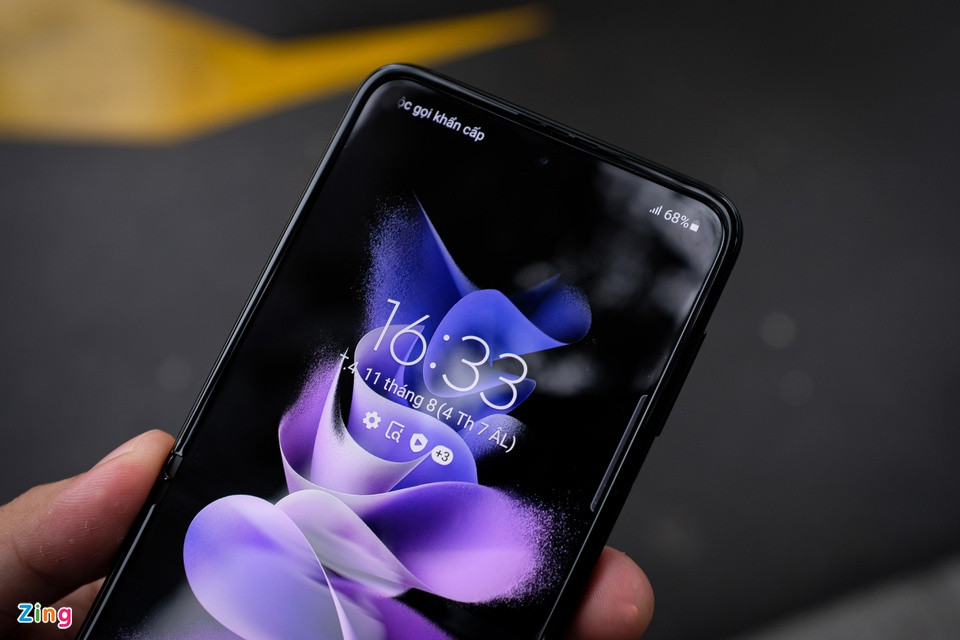 Khi mở ra, màn hình chính của Galaxy Z Flip3 có kích thước 6,7 inch, độ phân giải Full HD+ (tỷ lệ 22:9), tấm nền Dynamic AMOLED 2X và tần số quét 120 Hz. Phía trên màn hình là lỗ tròn cho camera selfie 10 MP, không sử dụng công nghệ ẩn như Galaxy Z Fold3.