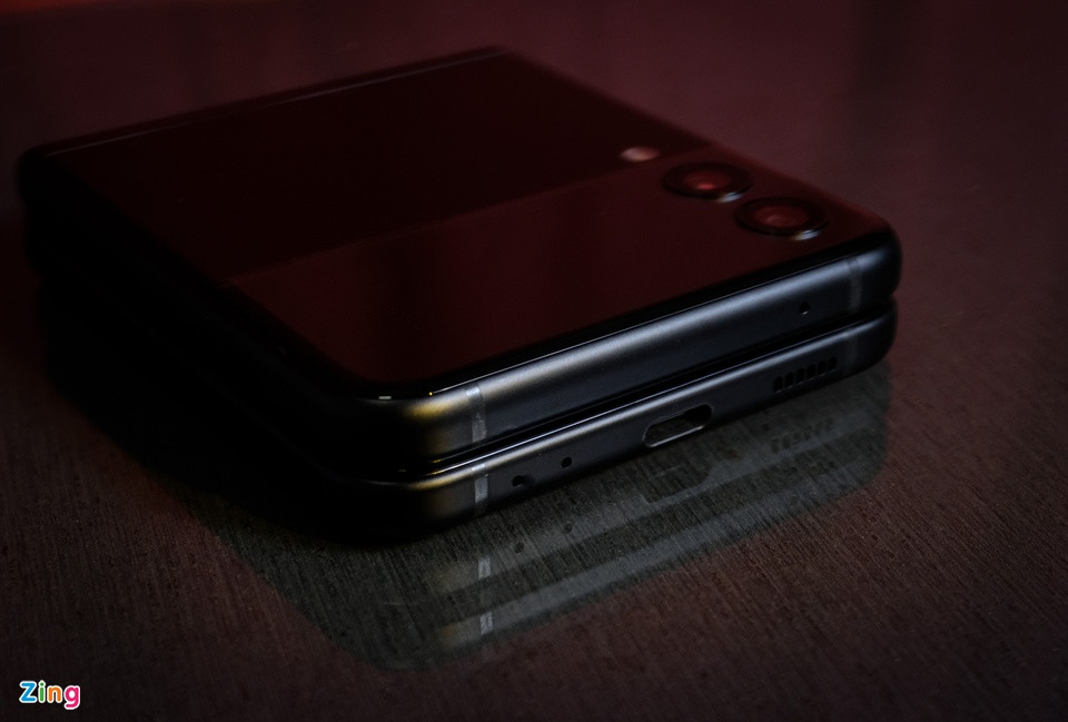 Galaxy Z Flip3 trang bị chip xử lý Snapdragon 888 của Qualcomm, RAM 8 GB, bộ nhớ trong 128/256 GB. Máy hỗ trợ công nghệ mạng 5G, 2 viên pin với tổng dung lượng 3.300 mAh và cảm biến vân tay cạnh bên.