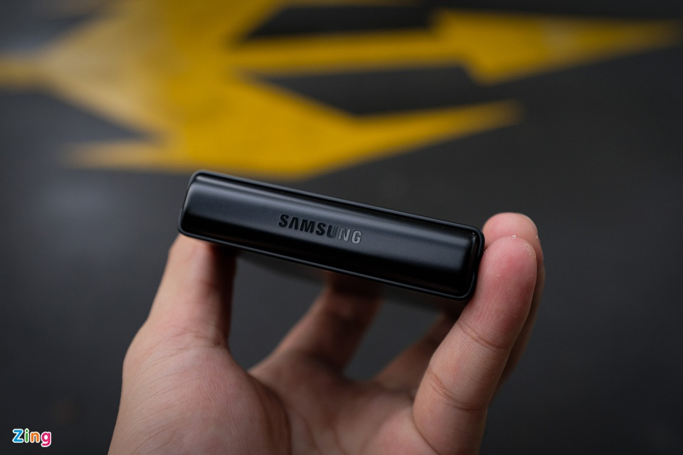 Bộ khung của Galaxy Z Flip3 có thiết kế vuông vức, làm bằng chất liệu nhôm với độ bền cao. Bản lề của Z Flip3 có thể cố định ở nhiều góc gập để kích hoạt Flex mode, chế độ tối ưu giao diện ứng dụng phù hợp cho màn hình gập.