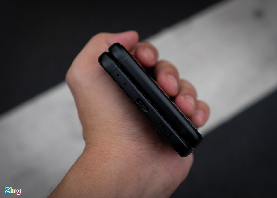 Tương tự Galaxy Z Fold3, Galaxy Z Flip3 cũng là smartphone màn hình gập hỗ trợ chuẩn kháng nước IPX8, giúp bảo vệ máy ở độ sâu 1,5 m trong tối đa 30 phút. Mặt lưng của thiết bị sử dụng kính cường lực Gorilla Glass Victus.