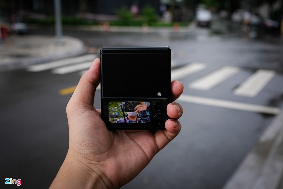 Trong video của Samsung, người dùng có thể xem tin nhắn trên màn hình phụ rồi trả lời bằng giọng nói, không cần mở màn hình chính. Với kích thước lớn hơn, màn hình phụ của Galaxy Z Flip3 còn hỗ trợ canh góc khi chụp selfie với camera chính, mang lại chất lượng ảnh chụp tốt hơn.