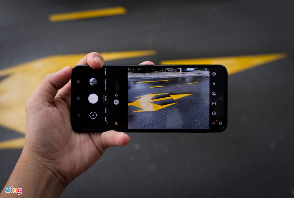 Với chế độ Flex mode, phần mềm camera của Galaxy Z Flip3 có thể tự canh khung hình dựa trên lượng người xuất hiện trong ảnh. Nếu nhận diện nhiều hơn 5 người, camera sẽ tự chuyển sang chế độ chụp bằng ống kính góc siêu rộng.