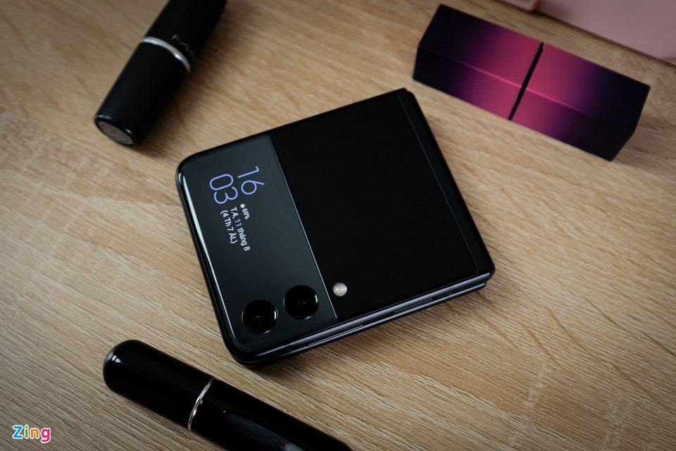Thay đổi lớn nhất của Galaxy Z Flip3 nằm ở thiết kế bên ngoài. Kích thước màn hình phụ trên máy tăng từ 1,1 inch lên 1,9 inch giúp người dùng đọc nội dung thông báo, tin nhắn, cập nhật thông tin thời tiết và điều khiển nhạc.