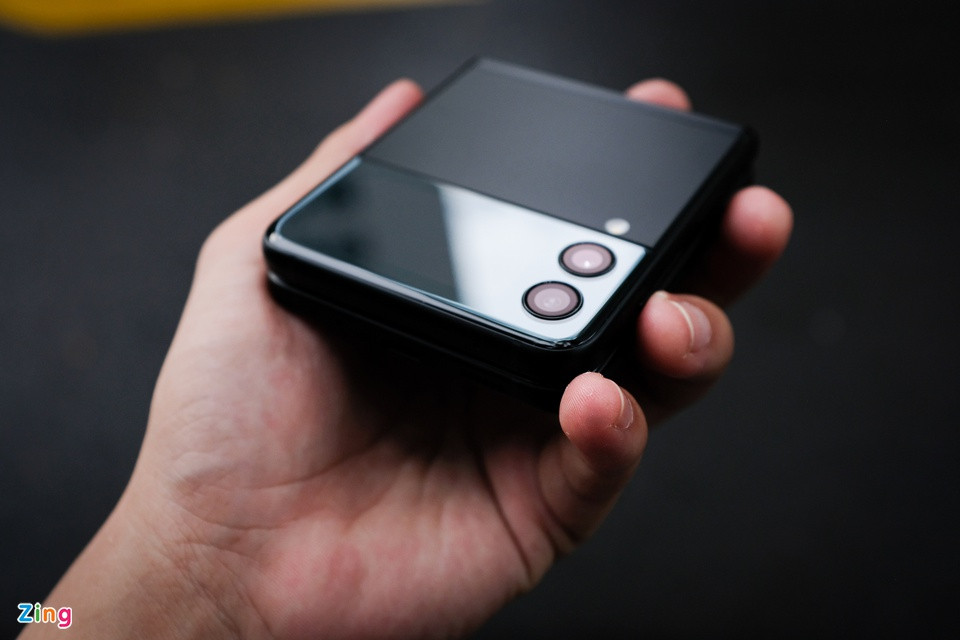 Mặt lưng của Galaxy Z Flip3 trang bị 2 camera sau 12 MP, gồm camera chính (khẩu độ f/1.8) và camera góc siêu rộng (góc chụp rộng 123 độ). Cụm camera được xếp dọc, cùng màu đen với màn hình phụ cho hiệu ứng và cảm giác liền lạc hơn.