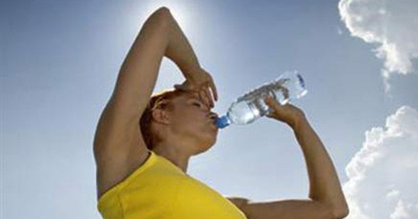 Người cao tuổi, người bị béo phì, những người dùng thuốc chống loạn thần cũng gặp khó khăn khi cơ thể tự điều chỉnh nhiệt độ, vì vậy ngưỡng chịu đựng của những người này cũng thấp hơn. Đây là lý do tại sao đôi khi con người chết khi nhiệt độ không đạt đến nhiệt độ bầu ướt 35°C.