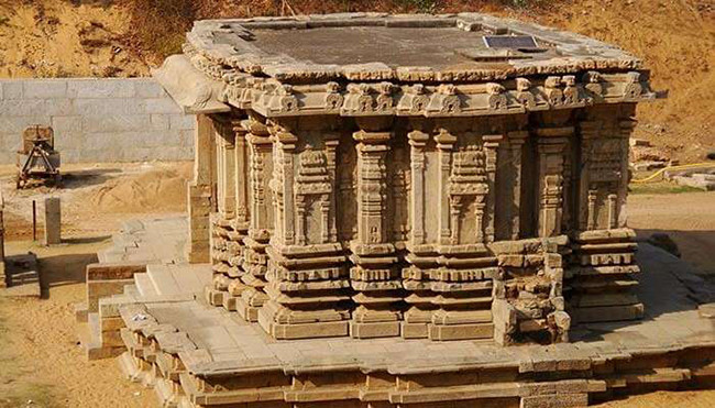 Ngôi đền cổ ở Talakad: Talakad là nơi có ngôi đền cổ bí ẩn. Tương truyền, một góa phụ sùng đạo đã nguyền rủa cả vùng đất do đó toàn bộ ngôi làng bị chìm trong biển cát và con sông Kaveri biến thành một vùng nước xoáy liên tục một cách bí ẩn.