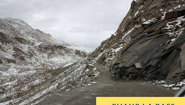 Đèo Chang La: Ở độ cao 5.360m so với mực nước biển, con đường này thường bị tuyết phủ quanh năm làm cho đường trở nên trơn trượt. Bên cạnh đó, sự khan hiếm oxy khi đi trên đường cộng với nhiệt độ thấp ở khu vực này càng làm tăng thêm khó khăn cho các lái xe.