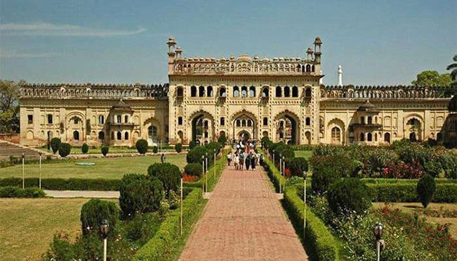 Bara Imambara, Cung điện bất chấp trọng lực: Là một công trình kiến trúc tuyệt đẹp của thế kỷ 18, Bara Imambara là một trong những địa điểm lịch sử bí ẩn nhất ở Ấn Độ. Sảnh vòm trung tâm của cung điện dài khoảng 50m, cao gần 3 tầng nhưng không có bất kỳ cột hoặc dầm nào chống đỡ.