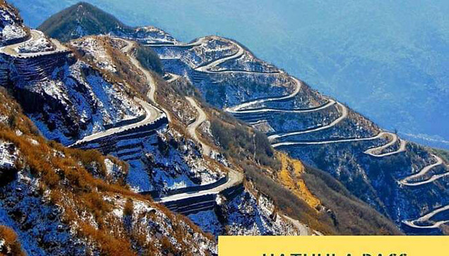 Nathula Pass: Đây là tuyến đường dễ bị lở đất khi có gió mùa và bùn tuyết vào mùa đông. Bên cạnh đó, những khúc cua gấp, trơn trượt càng khiến nó trở thành con đường cực kỳ nguy hiểm.