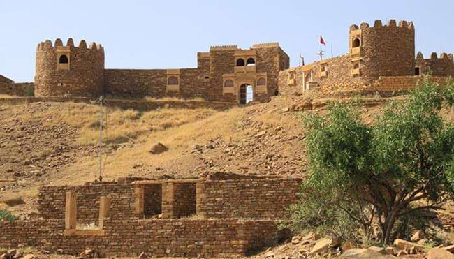 Ngôi làng bỏ hoang Kuldhara: Từng là nơi sinh sống của những người theo đạo Bà la môn Paliwal nhưng hiện nơi đây đã bị bỏ haong. Du khách đến thăm Kuldhara đều gặp phải cảm giác khó chịu khi và bị hoảng hốt bởi những "hoạt động huyền bí" khi đặt chân vào bên trong ngôi làng .