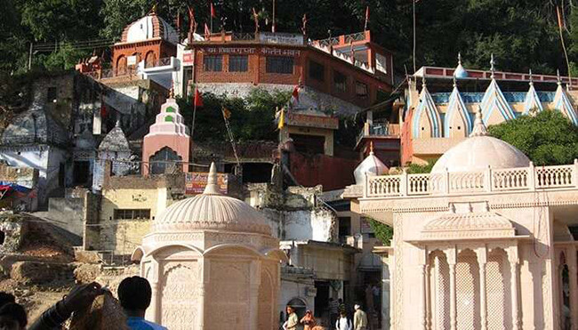 Ngọn lửa bất tử của đền Jwala Ji, Kangra: Ngôi đền Jwala Ji là một ngôi đền linh thiêng nằm ở hạ lưu dãy Himalaya thuộc quận Kangra. Ở trung tâm ngôi đền có một hố sâu lớn bằng đá rỗng chứa một ngọn lửa đã cháy không ngừng trong hơn 100 năm.