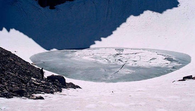 Hồ Roopkund: Hồ Roopkund là một hồ băng trên dãy Himalaya. Có khoảng 300-600 bộ xương có thể được nhìn thấy dưới bề mặt của hồ Roopkund khi băng tan. Các cuộc kiểm tra và pháp y đã xác định niên đại của chúng là từ thế kỷ 15.