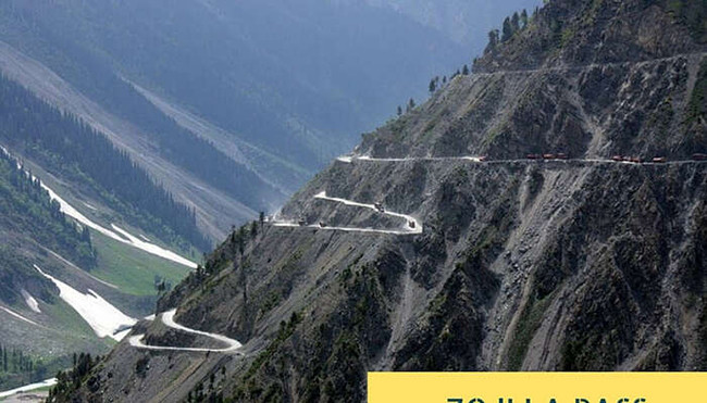Đèo Zoji La: Con đèo ở độ cao 3.538m so với mực nước biển này hẹp một cách đáng sợ và cực kỳ trơn trượt do tuyết và bùn đất kết hợp quanh năm. Bên cạnh đó, sạt lở đất thường xuyên đã khiến nó trở thành một trong những con đường đáng sợ nhất ở Ấn Độ.