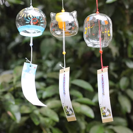 3 thứ nên đặt trước cửa nhà để gọi tài lộc. Treo chuông gió ngoài cửa: Nếu bạn muốn hút tài lộc vào nhà bạn chỉ việc treo chuông gió ở trước cửa. 