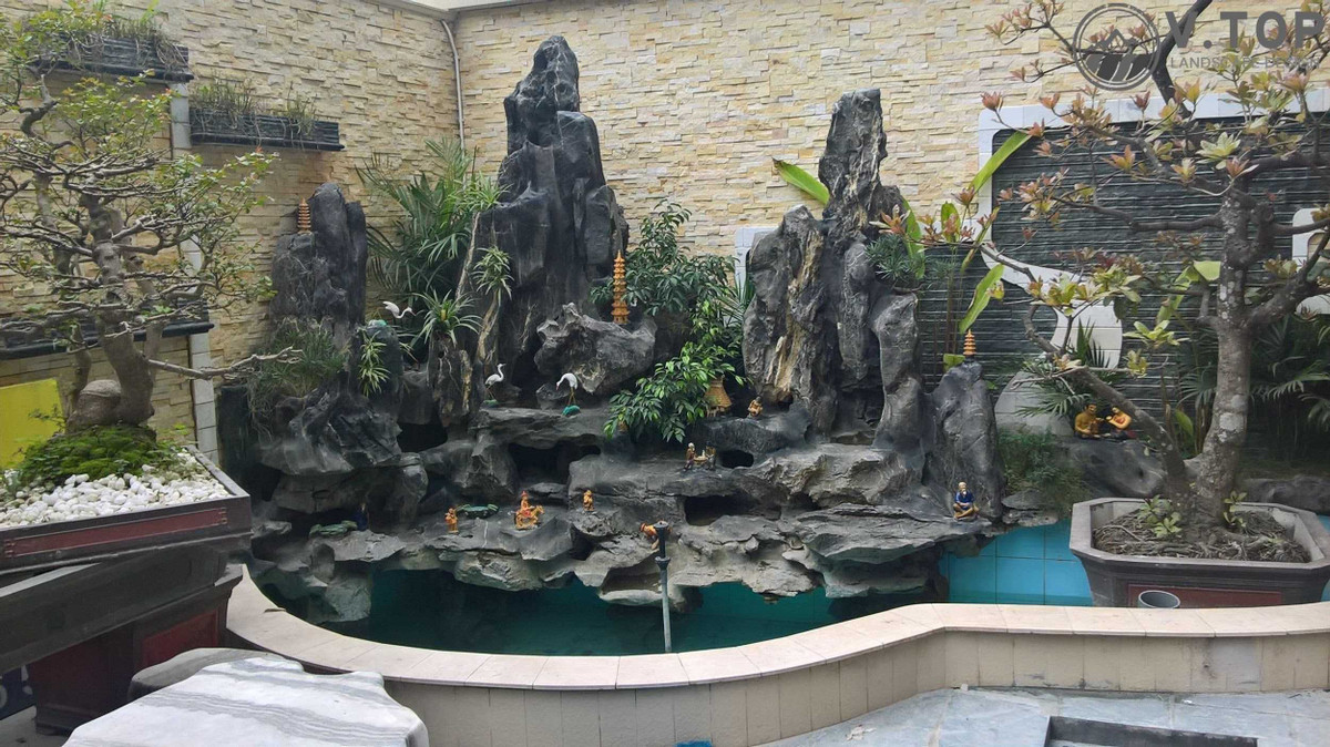 Đặt nguồn nước thịnh vượng: Theo các chuyên gia phong thủy, nước tượng trưng cho tiền tài. Chính vì vậy, khi bạn thiết kế nguồn nước, hòn non bộ chảy trước cửa nhà sẽ giúp kích thích sự thịnh vượng cho ngôi nhà. 