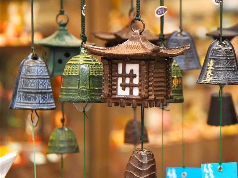 Chuông gió không chỉ là vật trang trí cho ngôi nhà của bạn thêm sinh động, mà nó còn là vật phẩm phong thủy mang lại may mắn, thu hút dương khí vào nhà giúp cho gia chủ nhanh chóng phát tài, giàu có. Đồng thời, khi bạn treo chuông gió ở cửa trước, những âm thanh của chuông gió khi rung chính là nguồn năng lượng vô hình cực tốt cho căn nhà bạn. 