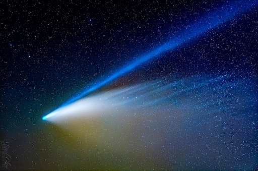 Sao chổi Neowise. Sao chổi Neowise tạo thành vệt vào tháng 7 năm 2020. Trong khi các ion tách ra khỏi lõi sao chổi để tạo ra vệt màu xanh lam, ánh sáng mặt trời phản xạ lại các hạt bụi, đẩy các hạt bụi vào phần đuôi thứ hai, tạo thành thứ ánh sáng xanh mờ hơn.