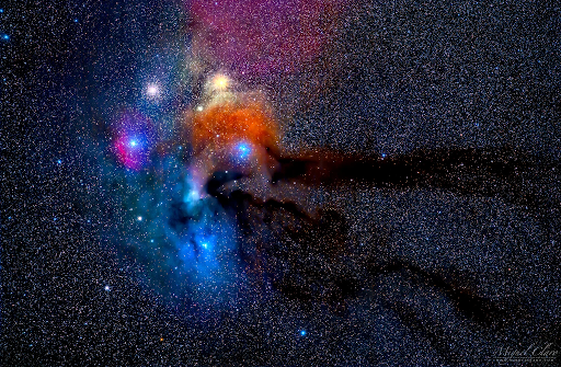 Hệ thống sao Rho Ophiuchi. Những ngôi sao đầy màu sắc này cách trái đất 400 năm ánh sáng. Đây cũng là một trong những khu vực hình thành sao gần Trái đất nhất. Tinh vân phản chiếu ánh sáng của các ngôi sao gần đó tạo nên màu xanh lam cho các đám mây, còn các khí gas cung cấp năng lượng tỏa ra ánh sáng màu đỏ.