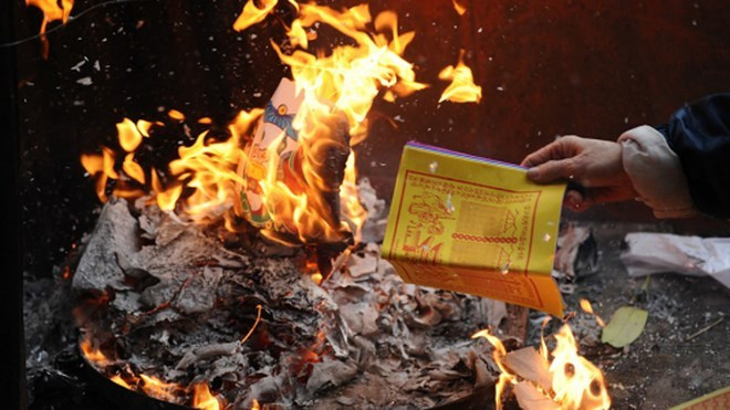 Tuy nhiên, chính tâm lý ấy cũng tạo nên những mặt trái trong việc lạm dụng mua sắm, đốt vàng mã, gây lãng phí cho xã hội. Hãy hiểu rằng, sắm vàng mã cho ngày Rằm tháng 7 âm lịch nên xuất phát từ cái tâm hướng tới tổ tiên của con cháu, chớ đặt nặng hình thức mà khiến tục lệ này trở nên phản cảm.