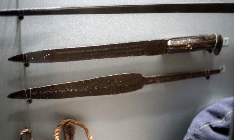 Dao găm được các chiến sĩ sử dụng khi tham gia giành chính quyền tháng 8/1945 tại huyện Bình Chánh. Dưới chiếc dao găm là mũi giáo tự tạo của ông Nguyền Văn Hơn huyện Hóc Môn, sử dụng trong đấu tranh cách mạng ở Tham Lương năm 1945.