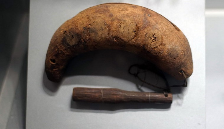 Mõ tre, ông Nguyễn Văn Nương, đội viên Thanh niên Tiền phong xã Qui Đức, huyện Bình Chánh dùng tập hợp nhân dân hay báo động khi có lính ruồng bố trong Cách mạng tháng 8.