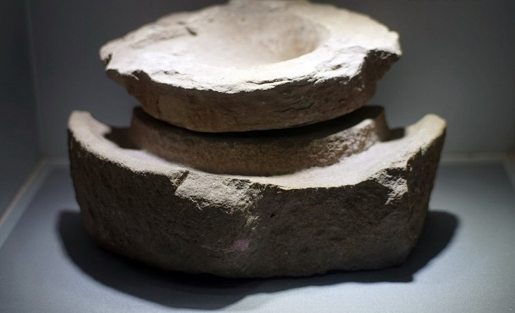 Chiếc cối đá của bà Chung Thị Sáu, cơ sở liên lạc của Xứ ủy Nam Kỳ dùng xay bột làm bánh nuôi giấu các chiến sĩ cách mạng giai đoạn 1930-1945.