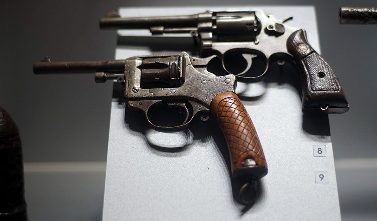 Súng ru-lô đồng chí Vũ Thanh Hùng tịch thu của lính Pháp tại bót Quận 6 ngày 23/9/1945, ngày khởi đầu của Nam Bộ kháng chiến.