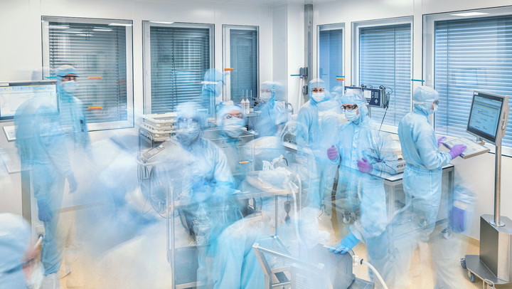 Vắc-xin phòng Covid-19 BNT162b2, thường được gọi là vắc-xin Pfizer-BioNTech, hay Pfizer, là sản phẩm của Tập đoàn dược phẩm Pfizer, New York (Mỹ) và Công ty công nghệ sinh học BioNTech ở Mainz (Đức) hợp tác phát triển. Hồi cuối tháng 3, BioNTech mới hoàn thiện một cơ sở sản xuất mới nhằm đáp ứng nhu cầu về vắc-xin phòng Covid-19 của người dân trên toàn cầu.