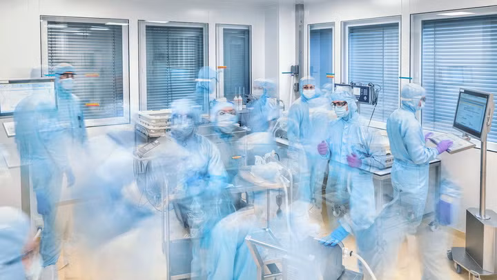 Vắc-xin phòng Covid-19 BNT162b2, thường được gọi là vắc-xin Pfizer-BioNTech, hay Pfizer, là sản phẩm của Tập đoàn dược phẩm Pfizer, New York (Mỹ) và Công ty công nghệ sinh học BioNTech ở Mainz (Đức) hợp tác phát triển. Hồi cuối tháng 3, BioNTech mới hoàn thiện một cơ sở sản xuất mới nhằm đáp ứng nhu cầu về vắc-xin phòng Covid-19 của người dân trên toàn cầu.