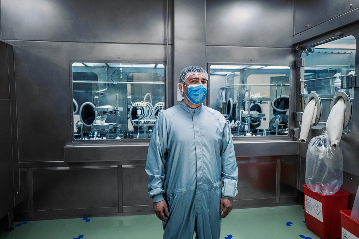 Lukas Knof là kỹ sư sản xuất tại cơ sở ở Halle. Knof nói: “Tôi rất tự hào khi được tham gia tạo nên sản phẩm này, để giúp ích cho cả thế giới. Ngày đầu tiên làm việc, tôi thực sự lo lắng vì tôi có cảm giác như cả thế giới đang theo dõi mình. Đó là một ngày trọng đại. Đối với Baxter, và đối với tôi”.