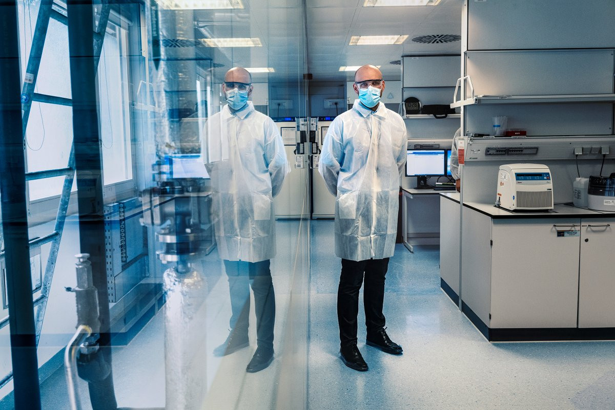 Với tư cách là Giám đốc Phòng thí nghiệm Kiểm soát Chất lượng, Witali Schmidt giám sát việc kiểm tra tất cả các nguyên liệu thô đầu vào và thành phẩm xuất xưởng. Ông nói: “Sản phẩm được sản xuất ở đây sẽ đi vào cơ thể người. Vì vậy, điều tối quan trọng là chất lượng phải hoàn hảo, để không xảy ra bất cứ điều gì với người được tiêm vắc-xin".